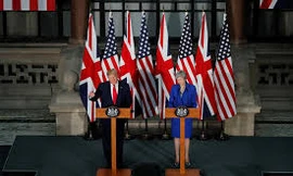 Tổng thống Mỹ Donald Trump cùng cựu Thủ tướng Anh Theresa May trong cuộc hội đàm