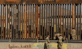 Binh sĩ Mỹ bên hàng rào biên giới Mỹ - Mexico. Vụ bắt giữ thủ lĩnh phiến quân cực đoan mới đây cho thấy, không thể thay thế vai trò của lực lượng chức năng