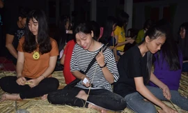 BẢN TIN TÌNH NGUYỆN: Làm đèn ông sao cho trẻ nghèo đón trung thu