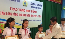 chủ tịch LĐLĐ tỉnh Ninh Thuận trao học bổng "Tấm lòng vàng- Đại Nam" cho con em CNLĐ nghèo 2015
