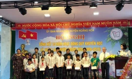 Quỹ khuyến học Lê Xuân Lan trao tặng quà cho học sinh nghèo vượt khó tại huyện Hoằng Hóa.