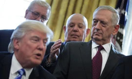 Sự ra đi của Bộ trưởng Quốc phòng James Mattis (phải, ngoài cùng) sẽ để lại khoảng trống rất lớn trong việc triển khai chính sách đối ngoại của Mỹ trong thời gian tới