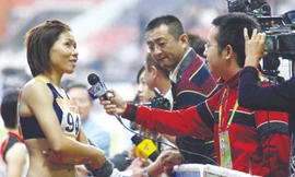 Vũ Thị Hương trả lời phỏng vấn sau khi đoạt HCĐ