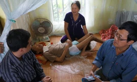 Cựu thanh niên xung phong Nguyễn Văn Phúc trên giường bệnh