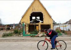 Người dân chạy bổ ra đường khi động đất