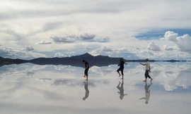 Đẹp bất tận với 'sa mạc muối' khổng lồ