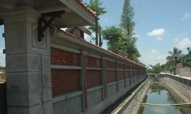 Khu vườn hoành tráng của con Bí thư Tỉnh ủy có hào sâu cách biệt với bên ngoài. Ảnh: Internet