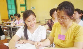 Giáo viên chấm thi tốt nghiệp THPT nhiều lúc phì cười trước bài làm của học sinh	Ảnh: Hồ Thu