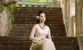 Bảo Trân nữ tính cùng áo dài