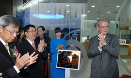 Ông Jim Payne, Phó Chủ tịch Tập đoàn Amway toàn cầu cắt băng khai trương cửa hàng đối chứng đầu tiên của Amway Việt Nam