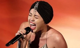Miley Cyrus bị chê hát live dở và trang phục xấu xí