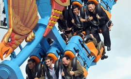 Ông Kim Jong Un ngồi tàu lượn cùng nhân viên sứ quán Anh