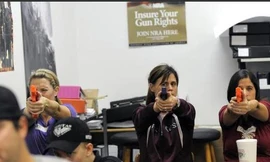 Giáo viên Mỹ học cách đoạt súng của khủng bố