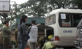 Kiểm tra xe chở hàng lậu tại Chi cục Quản lý thị trường Quảng Ninh (ảnh chụp ngày 10-12)