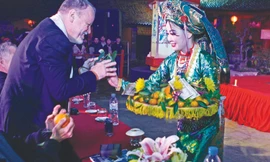 Nhà thơ David Mckirdy nhận lộc trong dạ hội Thơ mùa Xuân đất nước đêm 4-2 tại Văn Miếu