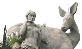 Tượng đài có hình ảnh con hươu biểu tượng của đảo hoa hậu