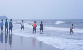 Hai học sinh lớp 9 ở Hà Tĩnh bị sóng cuốn mất tích khi tắm biển