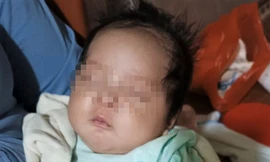 Bé trai sơ sinh bị bỏ rơi trước cổng nhà dân