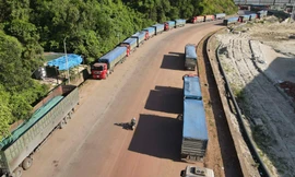 Hàng trăm xe đầu kéo ùn ứ trên quốc lộ 12 ở Hà Tĩnh