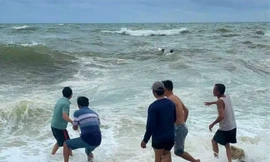 Cứu 3 ngư dân ôm can nhựa lênh đênh trên biển 