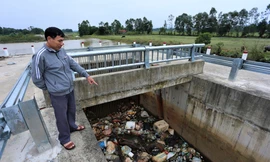 Rác thải chất ngập trên kênh thủy lợi nghìn tỷ đồng