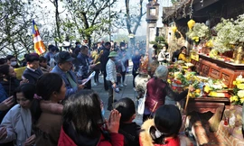 Du khách chen chân về chùa Hương Tích vãn cảnh