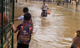 Cám cảnh ngôi trường khốn khổ, hễ mưa to là ngập, thầy trò hì hụi vét bùn