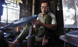 Làng rèn hàng trăm năm tuổi xuyên đêm đỏ lửa phục vụ Tết