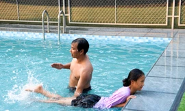 Lớp dạy bơi miễn phí cho học sinh khó khăn Hà Tĩnh
