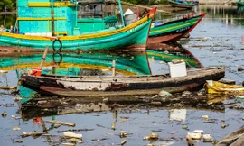 Tàu cá hư hỏng nằm chỏng chơ dọc âu thuyền ở Hà Tĩnh