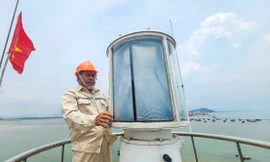 'Mắt thần' nơi cửa biển Hà Tĩnh và chuyện những người canh ánh đèn đêm