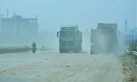 Xe 'Hổ vồ' chở vật liệu tung hoành khu kinh tế Vũng Áng, người dân kêu trời vì bụi