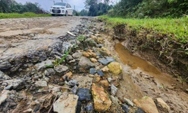 Rùng mình với tuyến đường chằng chịt ổ voi, ổ gà ở Hà Tĩnh