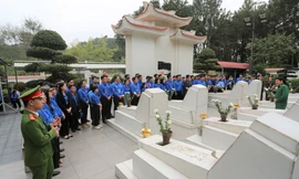 Đoàn đại biểu nhận Giải thưởng Lý Tự Trọng thăm địa chỉ đỏ ở Hà Tĩnh