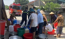 Hồ đập trơ đáy, lực lượng chức năng dùng xe chữa cháy tiếp tế nước sạch cho 12.000 hộ dân