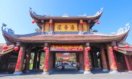 Chiêm ngưỡng ngôi cổ tự 1.000 năm tuổi có cổng tam quan bằng gỗ 'khủng'