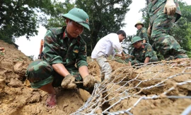 Bộ đội kết rọ đá cứu nhà dân sắp sạt lở xuống sông