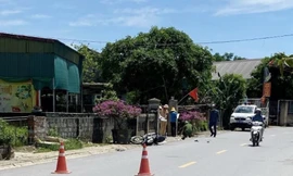 Xe máy chở 3 tông vào cổng nhà dân, một nam sinh tử vong 