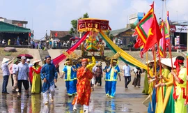 Dân vùng biển Hà Tĩnh rước lễ vật cúng cá voi