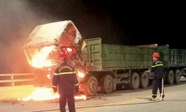 Xe đầu kéo bốc cháy trên cầu Cửa Hội 