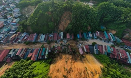 'Ớn lạnh' những ngôi nhà cheo leo dưới chân núi lở