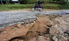 Tuyến đường huyết mạch miền núi Hà Tĩnh 'nát như tương'