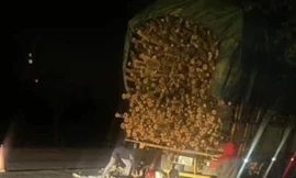 Xe máy tông vào ôtô tải chở keo, 2 thanh niên tử vong