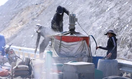 Người lao động chật vật mưu sinh trong nắng gắt