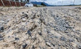 Cảnh xuống cấp, chắp vá 'như áo rách' của các tuyến đường ở Khu kinh tế Vũng Áng