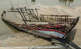 Xác 'tàu ma' nằm ngổn ngang dọc cửa sông, khu neo đậu ở Hà Tĩnh