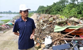 Người dân ngán ngẩm với con đường đầy rác dọc lối vào bãi tập kết