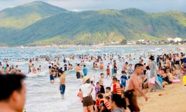 Hàng nghìn du khách phủ kín bãi biển Thiên Cầm 