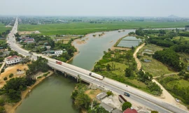 Cầu trên quốc lộ 1A xuống cấp, phải 'chống nạng gỗ'