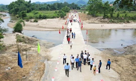 Hành trình xây cầu vượt lũ ở xã nghèo miền núi bị chia cắt hàng chục năm